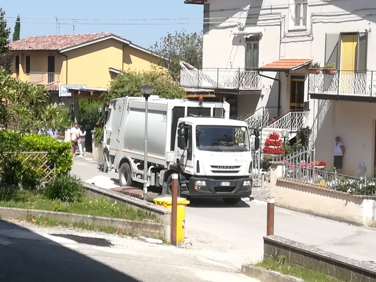 Travolta da camion dell’immondizia, <br> muore una donna
