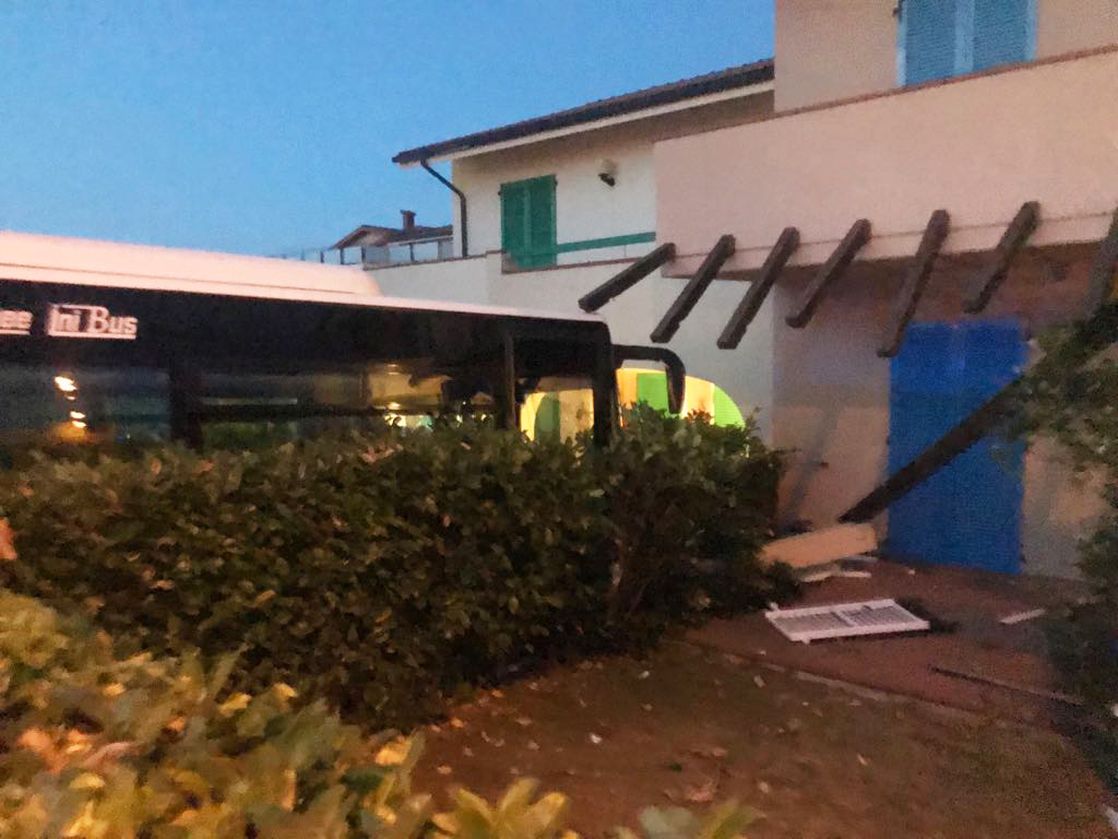 Autobus si sfrena <br> e piomba in un giardino: <br> tragedia sfiorata all’alba