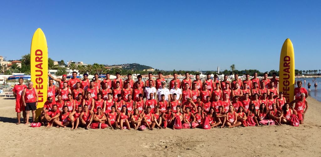Bagni in mare sicuri <br> grazie ai baywatch della Riviera