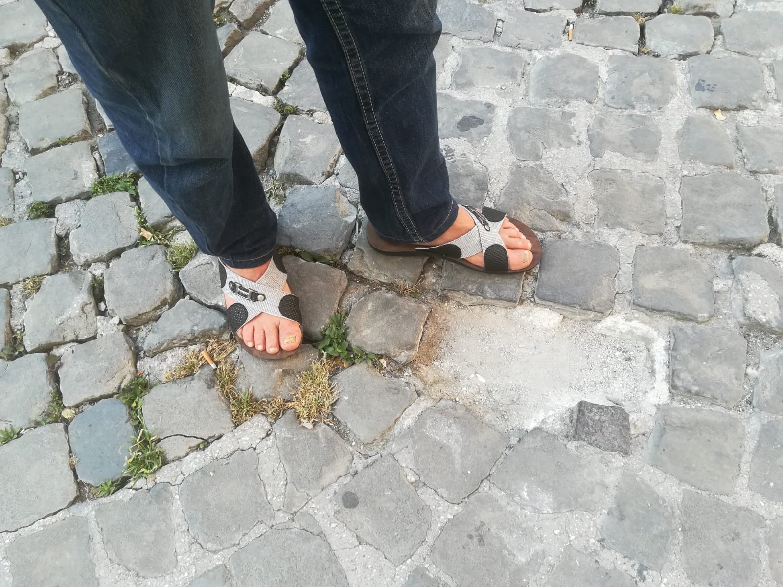 “La città delle buche” <br> colpisce ancora: <br> una donna si fa male a Piazza Roma