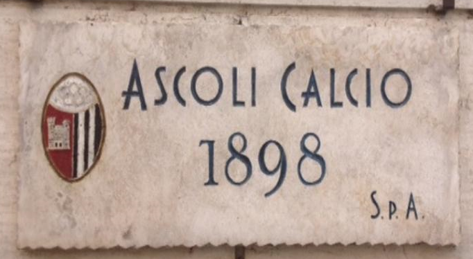 Ascoli Calcio, si montano <br>i nuovi seggiolini in curva sud <br> I tifosi: «Rivogliamo la targa in sede»