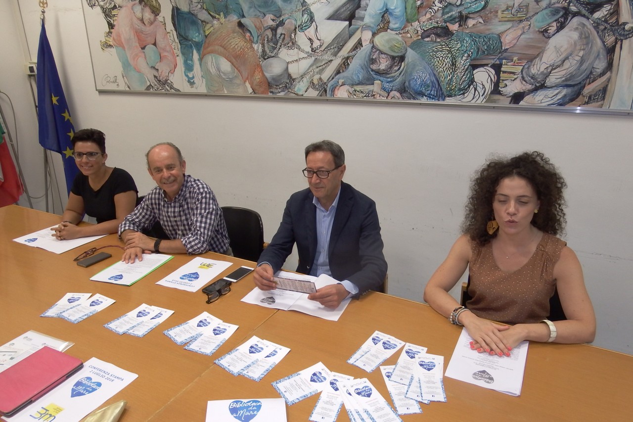 «Meglio un libro che il cellulare», <br> torna la “Biblioteca da aMare”