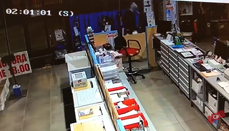Nuova razzia al deposito Simonetti, <br> torna la banda della spaccata? <br> <span> (Il video dei banditi in azione)