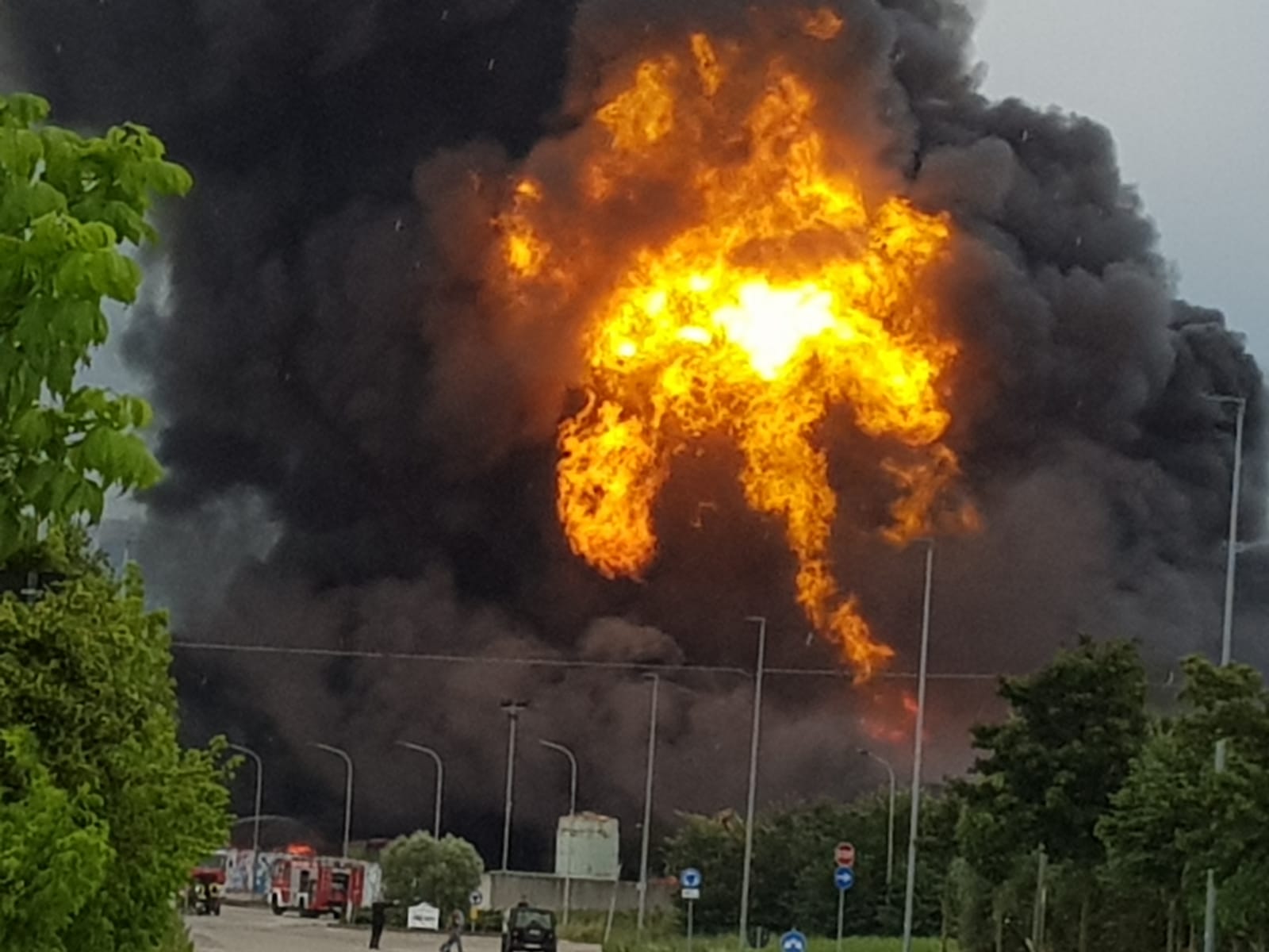 Vasto incendio alla Orim, <br> fiamme alte oltre 10 metri <br> Piediripa invasa dal fumo <br> <span> (Foto e Video)