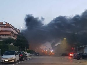 Paura nella notte <br> Magazzino distrutto dalle fiamme <br> Vigili del fuoco e Polizia in azione <br> (Foto e Video) Paura nella notte <br> Magazzino distrutto dalle fiamme <br> Vigili del fuoco e Polizia in azione <br> (Foto e Video)