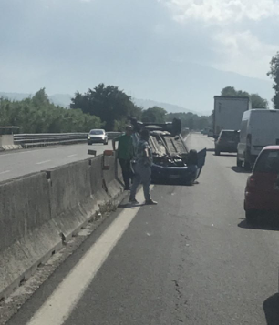 Auto ribaltata in superstrada, <br> traffico in tilt <br> ma nessun ferito