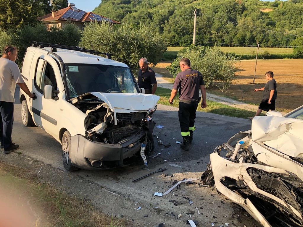 Terribile frontale lungo la Valtesino, <br> un ferito trasportato a San Benedetto <br> <span> (Foto)