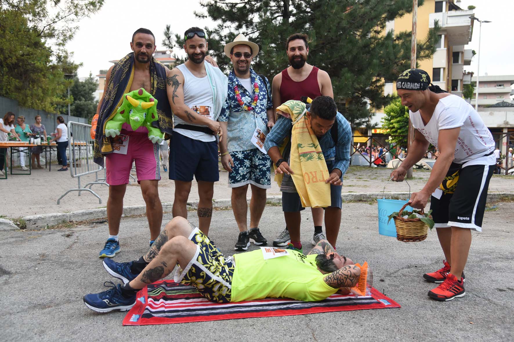 La “pazza” corsa <br> nel segno di Homer <br> In 200 tra goliardia, <br> sport… e boccali (Foto)