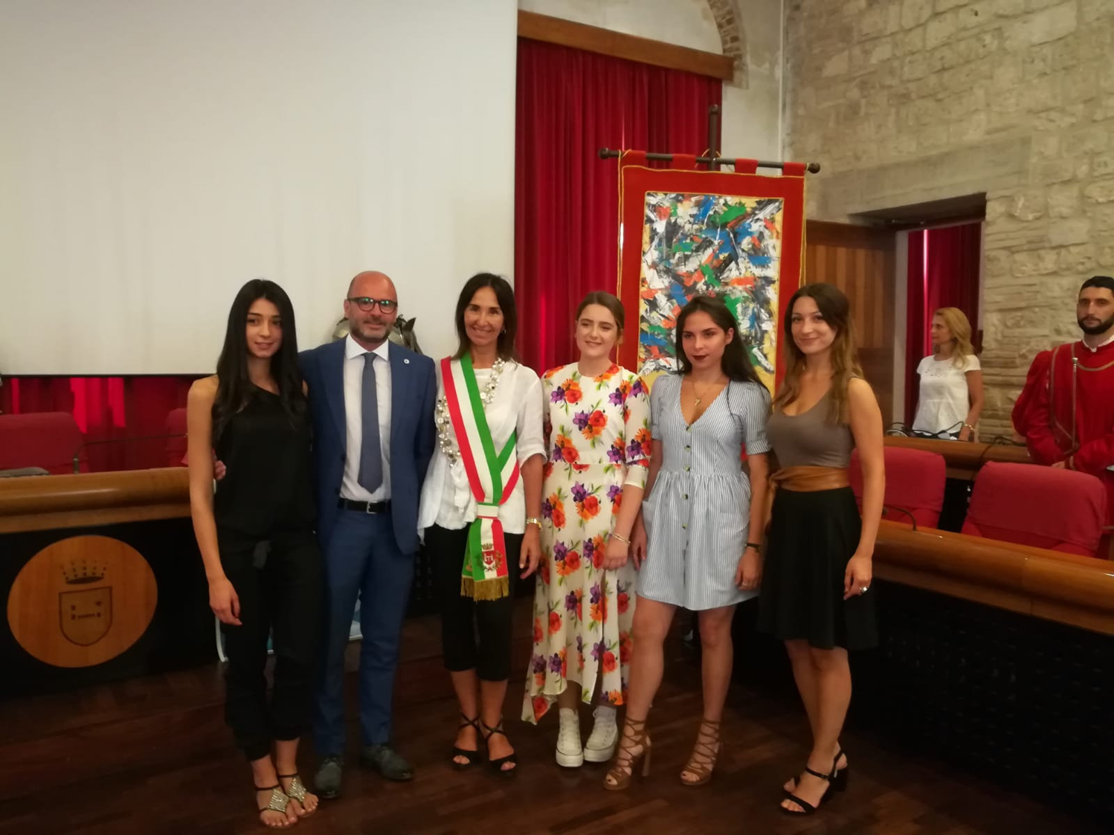 C’è anche il Palio di agosto, <br> opera astratta dai colori forti <br> Tra le nobildonne anche una miss