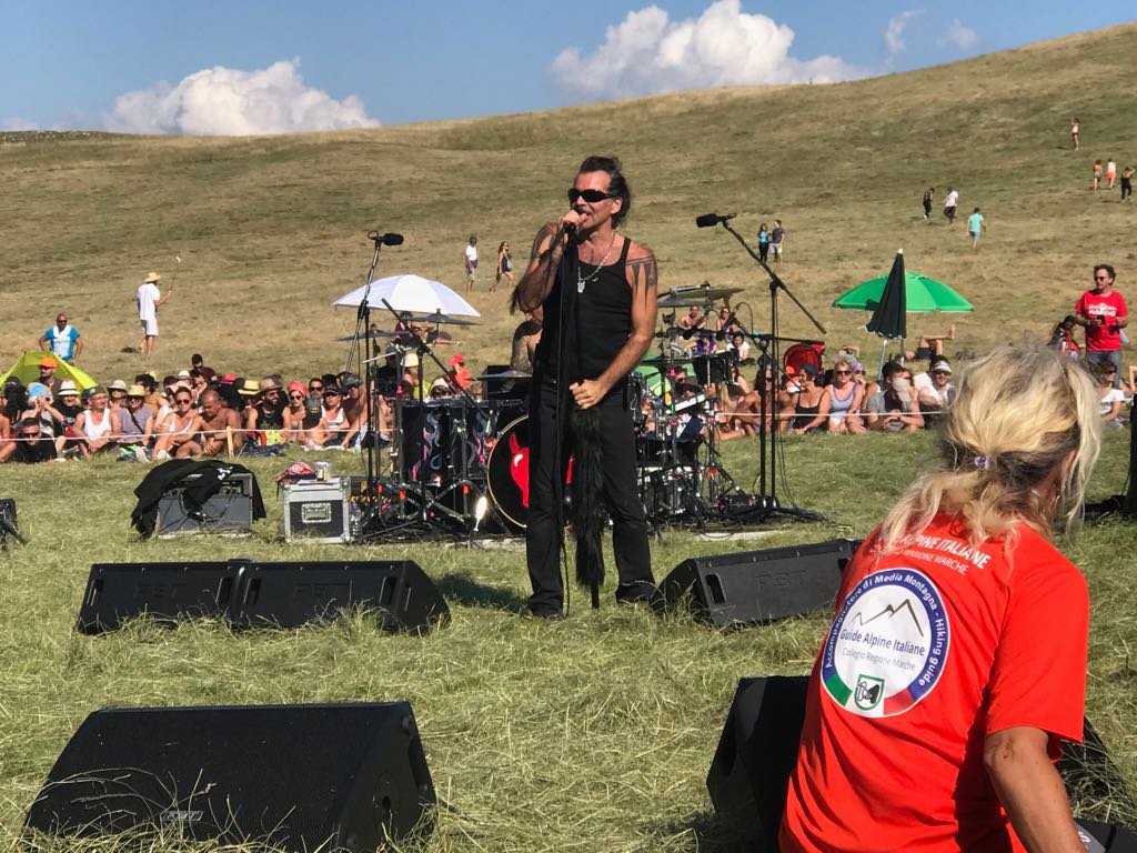 “RisorgiMarche” baciato dal sole: <br> in migliaia per Piero Pelù <br> <span> (Foto e Video)