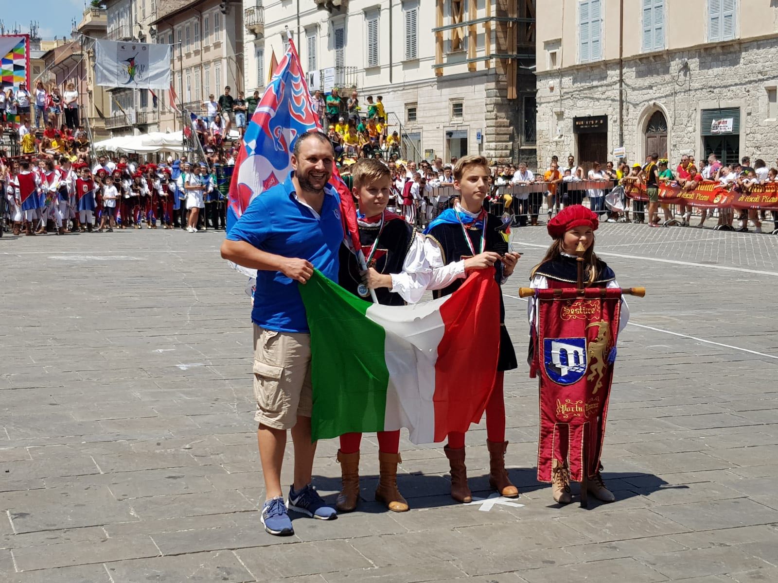 Bandiere, tamburi e chiarine <br> hanno chiuso la tre giorni di festa
