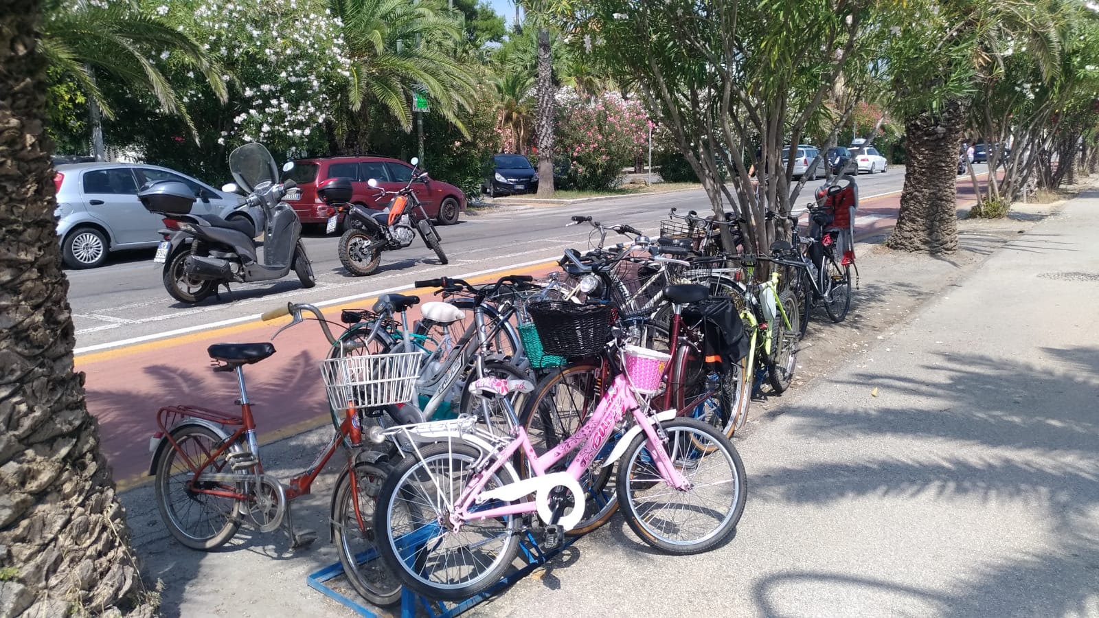 Bici e scooter lasciati ovunque, <br> riecco il parcheggio selvaggio: <br> lungomare senza regole
