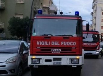 Auto si ribalta nel sottopasso <br> anziana esce indenne