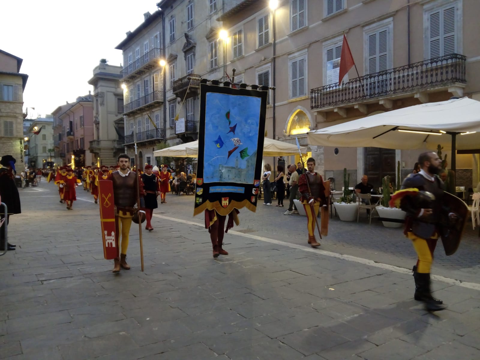 Gare sbandieratori, sfida finale <br> tra Porta Maggiore e Porta Romana