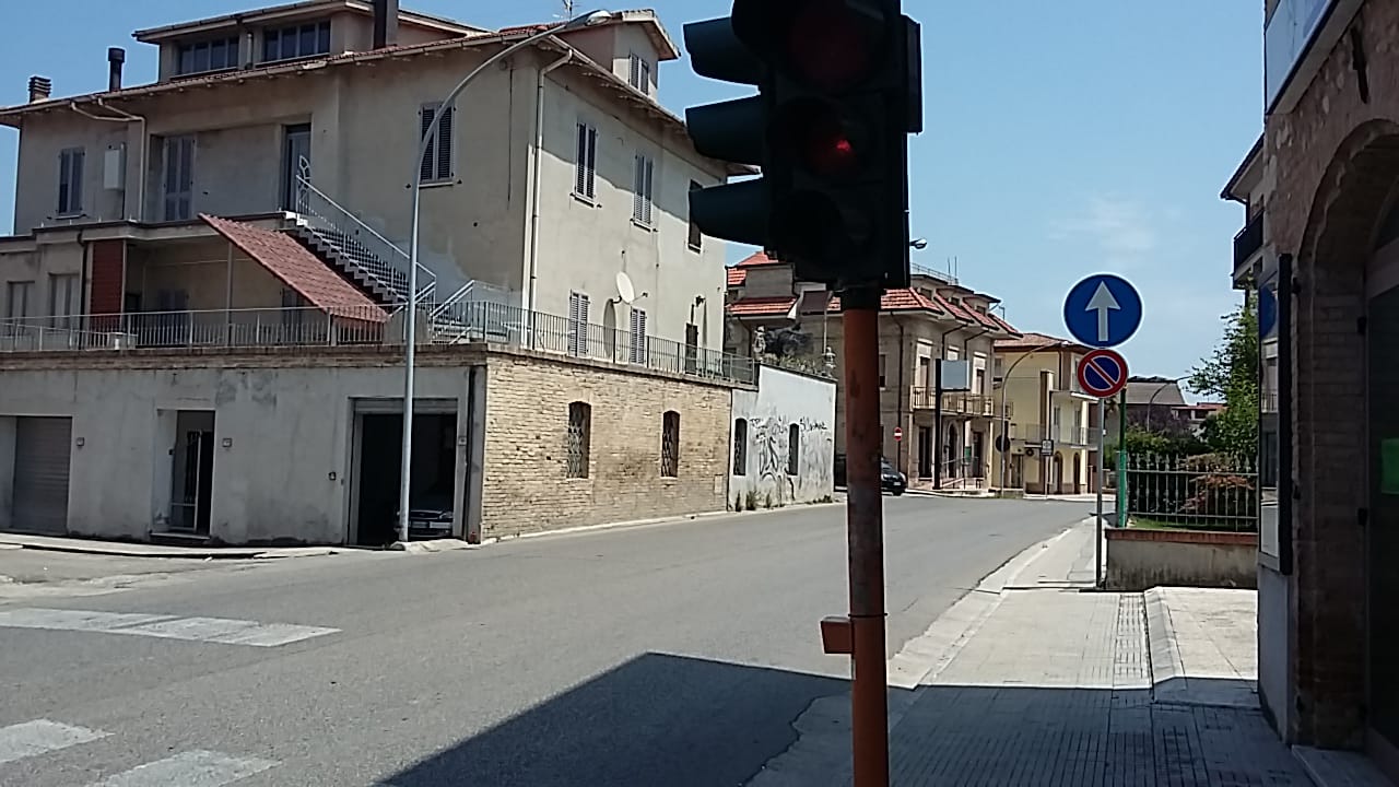 Colli, il semaforo non funziona: <br> i pedoni rischiano la vita