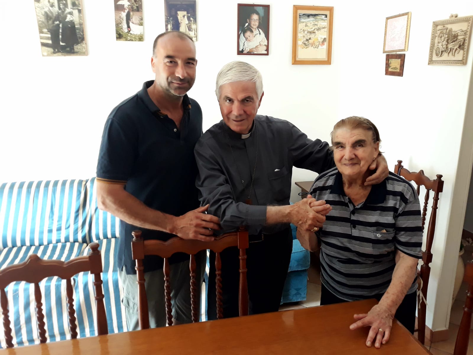 E il vescovo Giovanni bussò <br>a casa della nonnine del paese
