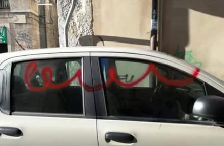 Auto imbrattate nella notte: <br> atto vandalico o avvertimento?