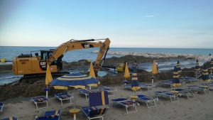 Villa Rosa, in azione <br> la nave “spara sabbia” <br> <span> (Foto e video) </span> Villa Rosa, in azione <br> la nave “spara sabbia” <br> <span> (Foto e video) </span>