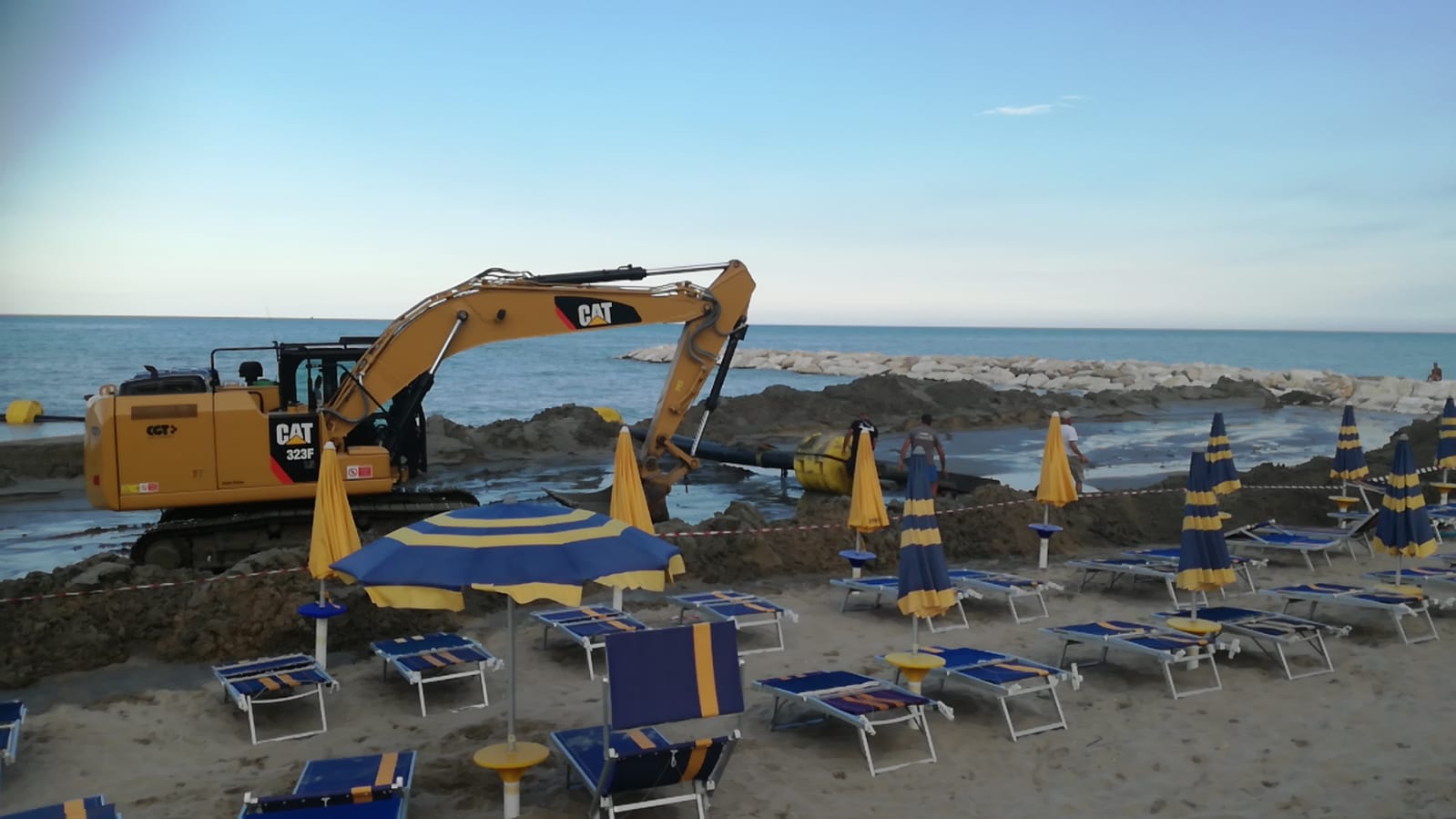 Villa Rosa, in azione <br> la nave “spara sabbia” <br> <span> (Foto e video) </span>