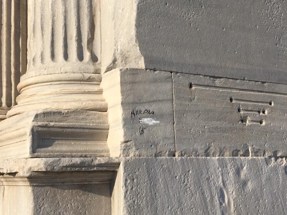 Imbrattato l’Arco di Traiano <br> con la firma degli Ultras Samb: <br> ondata di sdegno ad Ancona