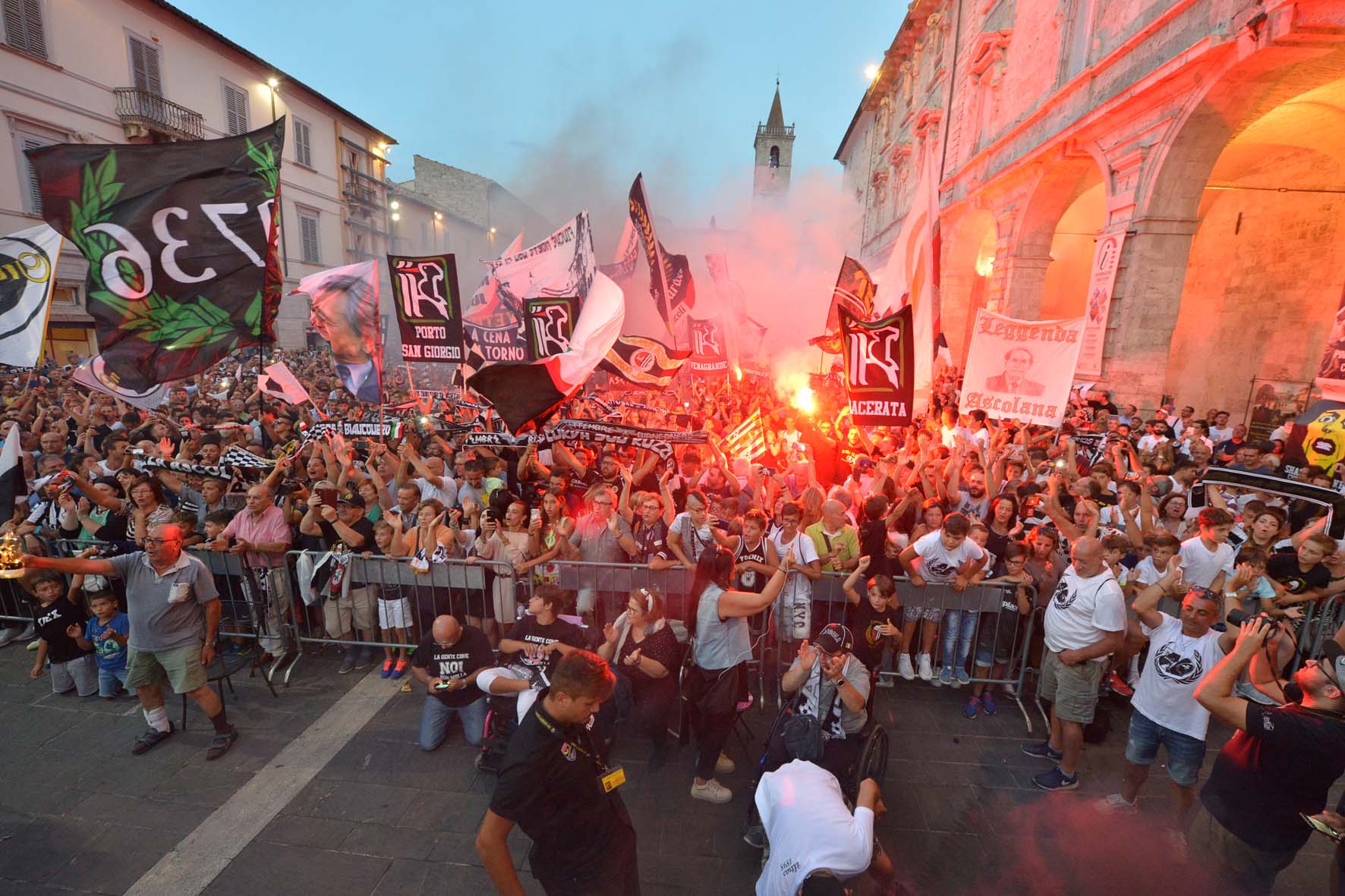 Tifosi, dalla festa al tripudio <br> dopo il video messaggio di Pulcinelli: <br> «Primo obiettivo i playoff» <span> (Le Foto)