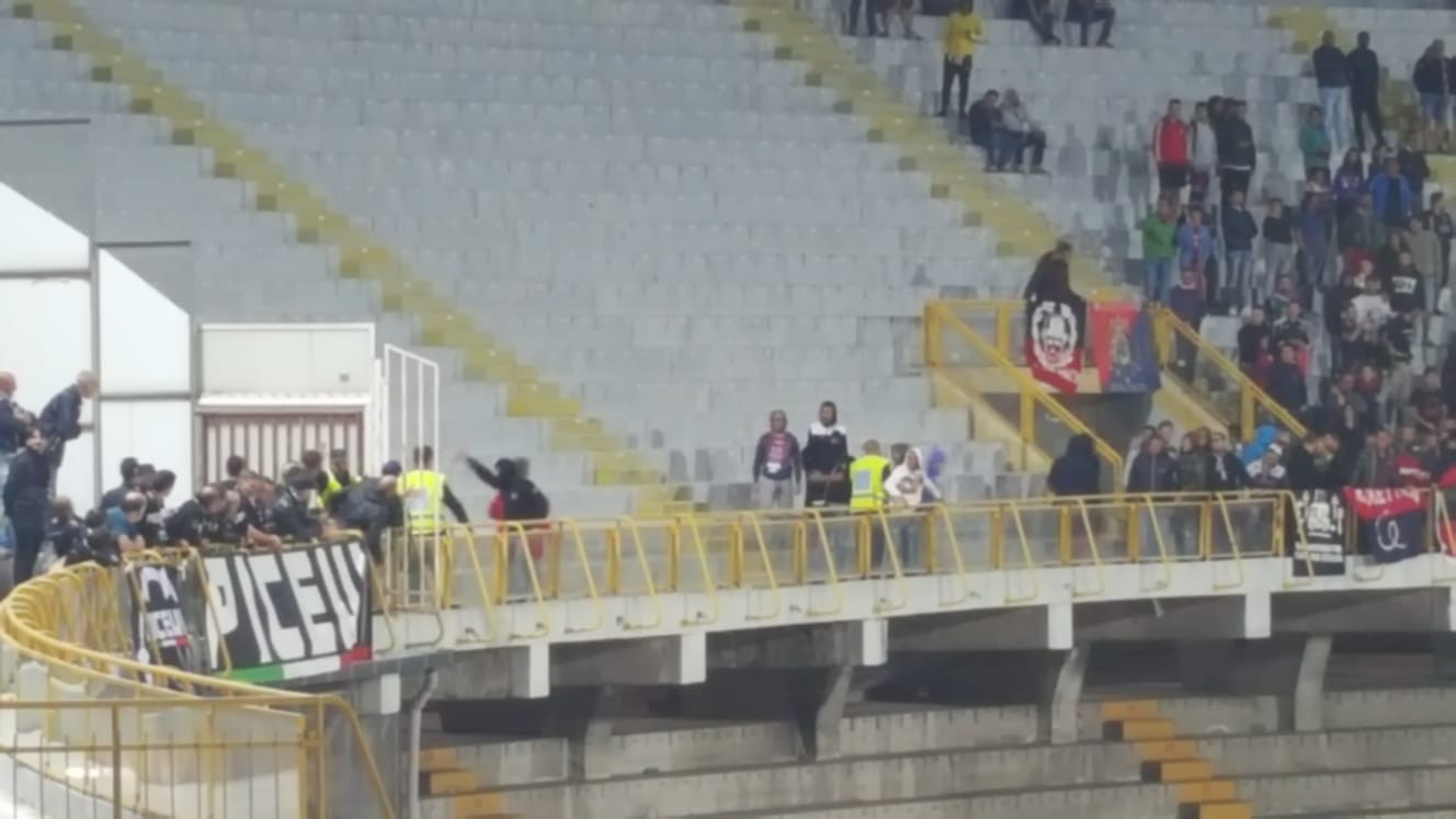 Tensione tra curva nord e distinti <br> per la presenza degli anconetani <br> Fiori per le vittime del Pollino