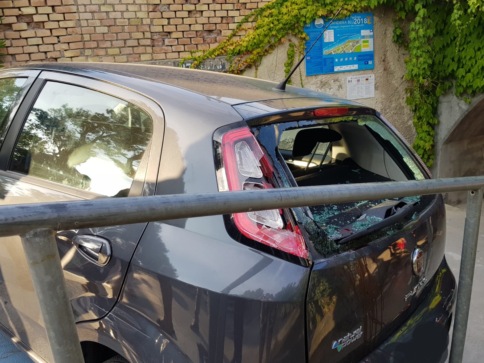 Finisce nel sottopasso con l’auto <br> e investe mamma e figlia