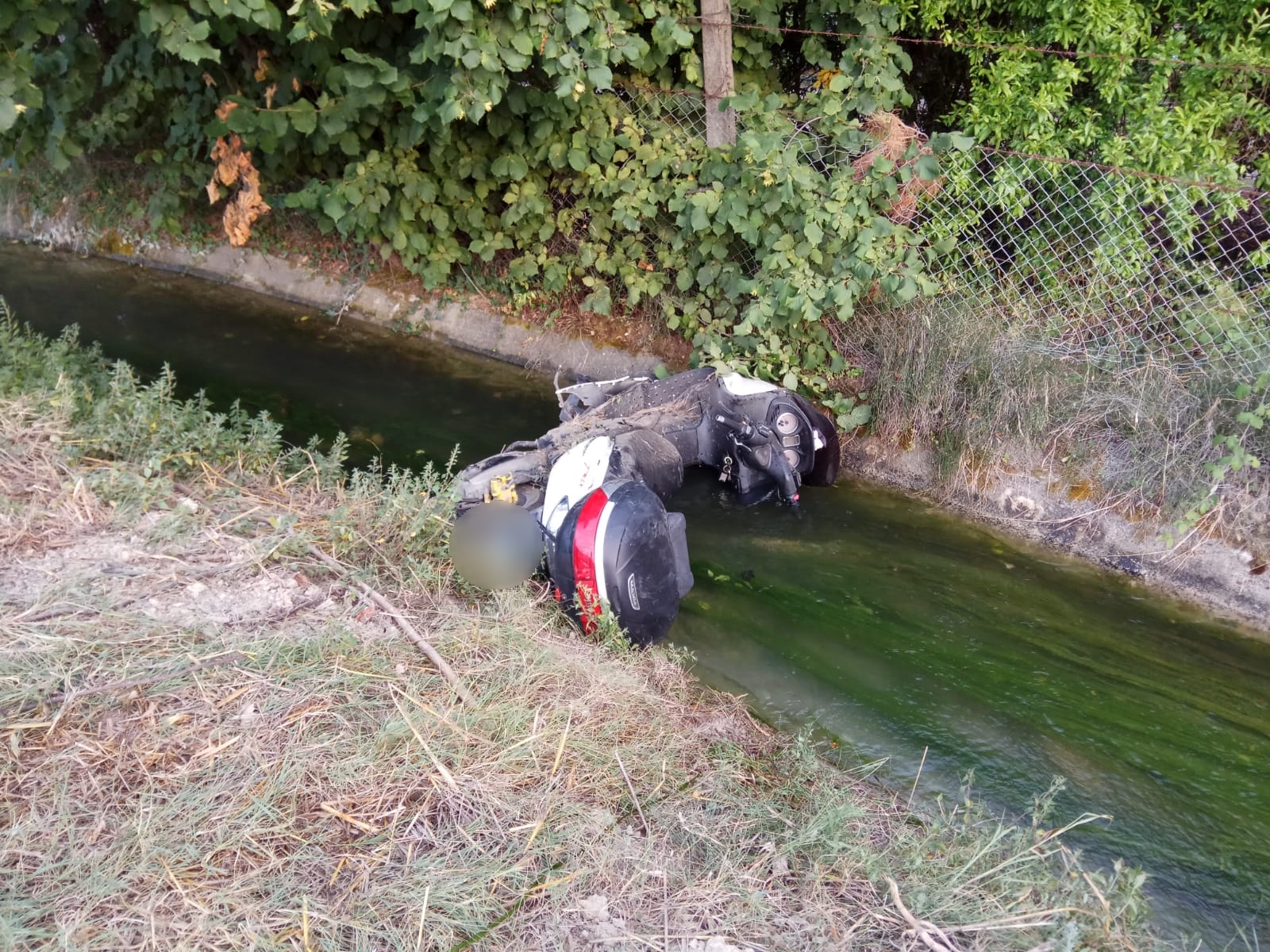 Finisce nel canale <br> di scolo con lo scooter
