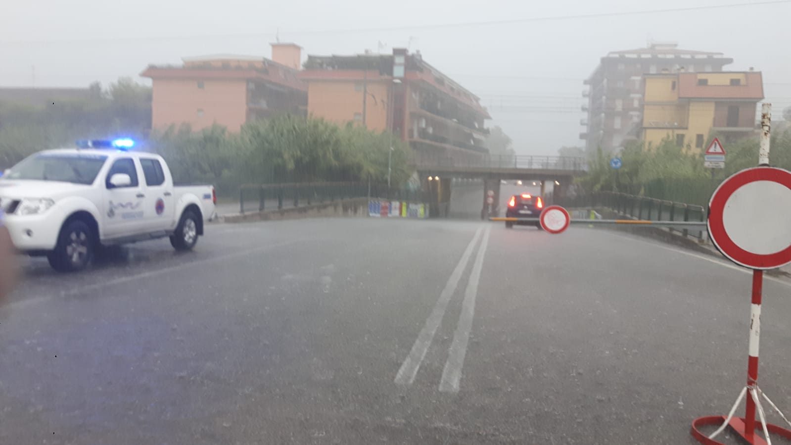 Pioggia, vento e fulmini: <br> piante sradicate, garage allagati <br> e la solita piaga dei sottopassi