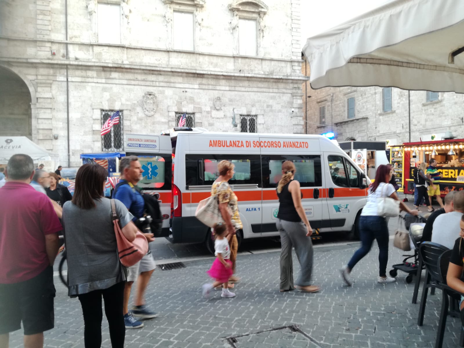Olio bollente sulle braccia, <br> ambulante ferito in Piazza Arringo <br> <span> (Le Foto) </span>