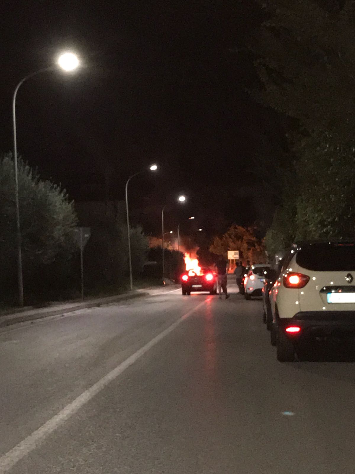 Mercedes a fuoco nella notte, <br> momenti di paura a Porta Cartara <br> <span> (Foto)