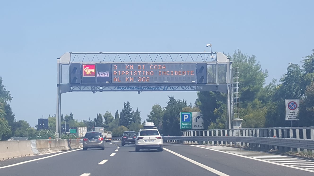 A14, aperta alle auto <br> la galleria di Grottammare <br> Tir e pullman dirottati sulla Statale, <br> ma anche nell’entroterra piceno