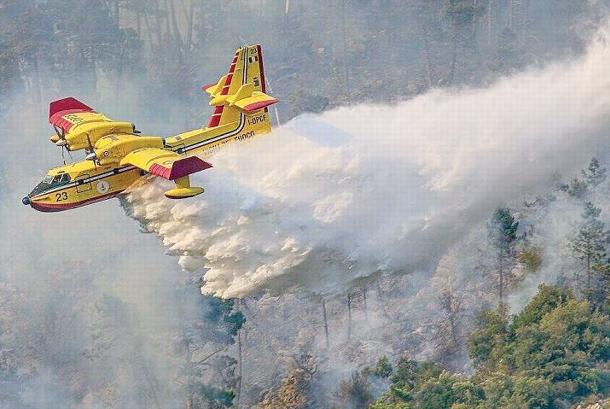 La furia delle fiamme non si placa, intervengono canadair e elicottero