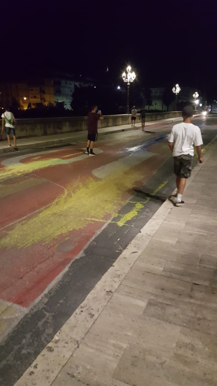 Vernice gettata da un’auto: <br> vandali colpiscono <br> il ponte di Porta Tufilla <br> Danni anche a Solestà