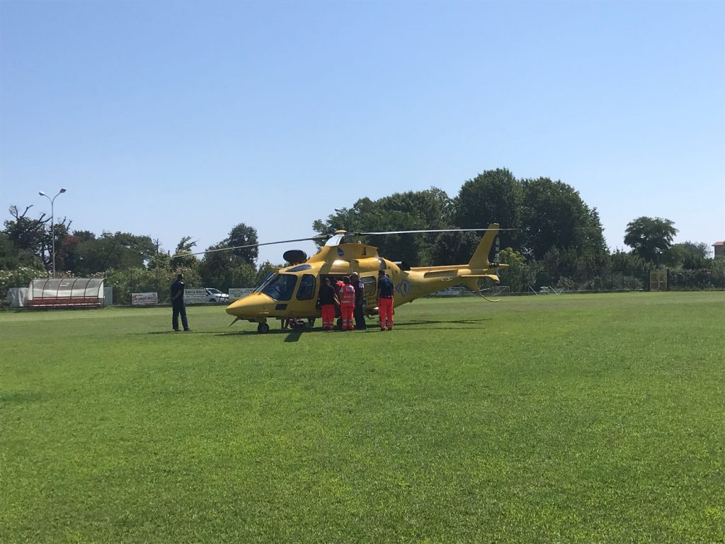 Cade per evitare l’impatto <br> con un furgone, <br> grave un motociclista di 50 anni <br> trasferito al Torrette in eliambulanza