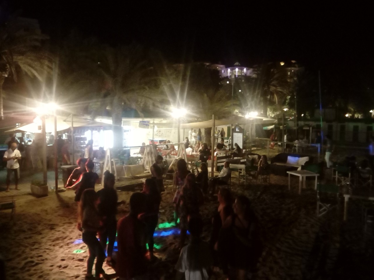 L’Excelsior si trasforma <br> in una discoteca <br> e anima il lungomare