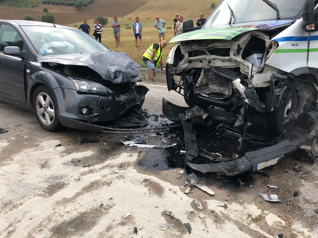 Schianto tra auto e furgone, <br> tre feriti, arriva Icaro (Le Foto)