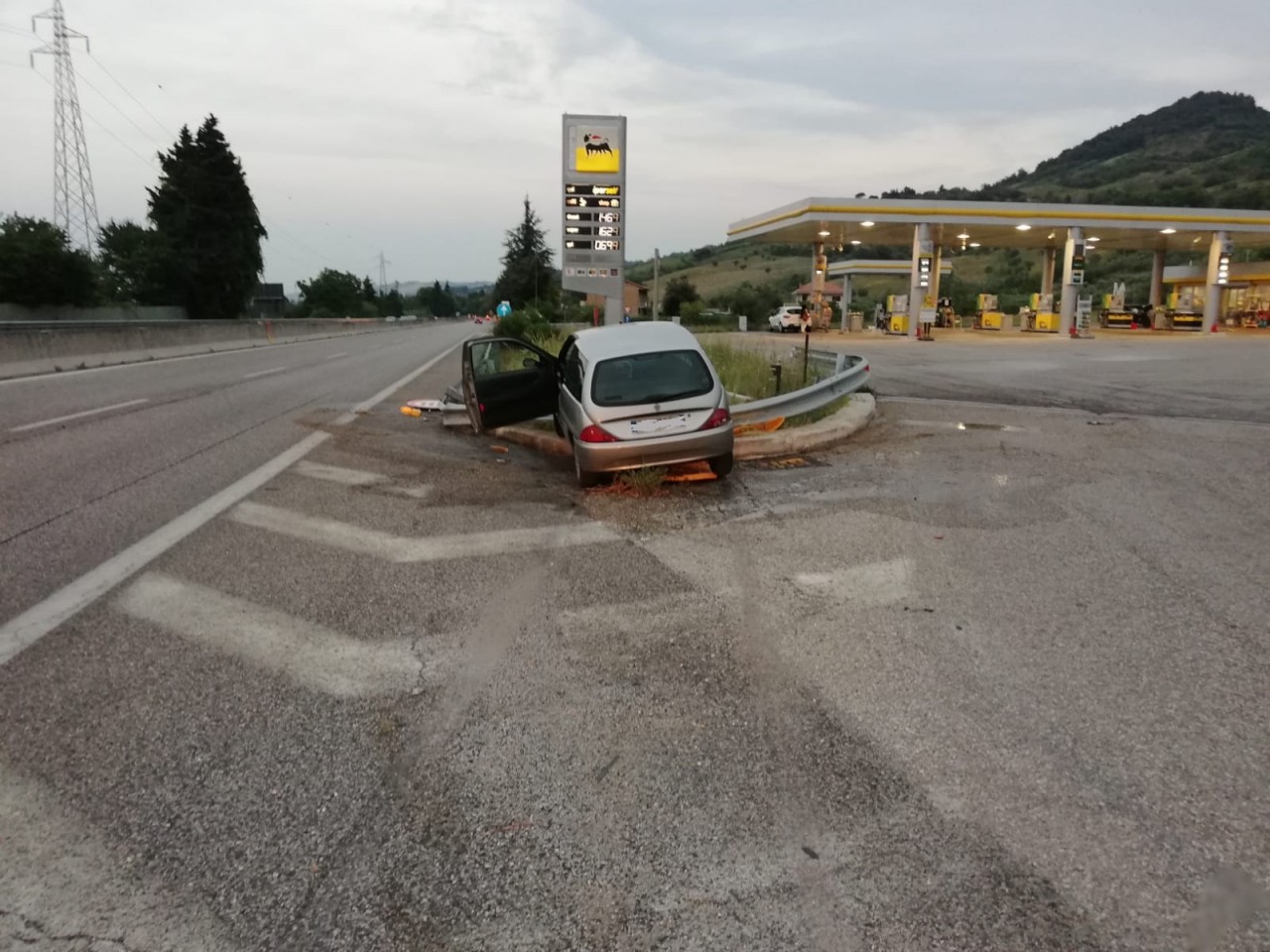 38enne ubriaco in superstrada <br> centra il guard rail <br> dell’area di servizio <span> (Foto)