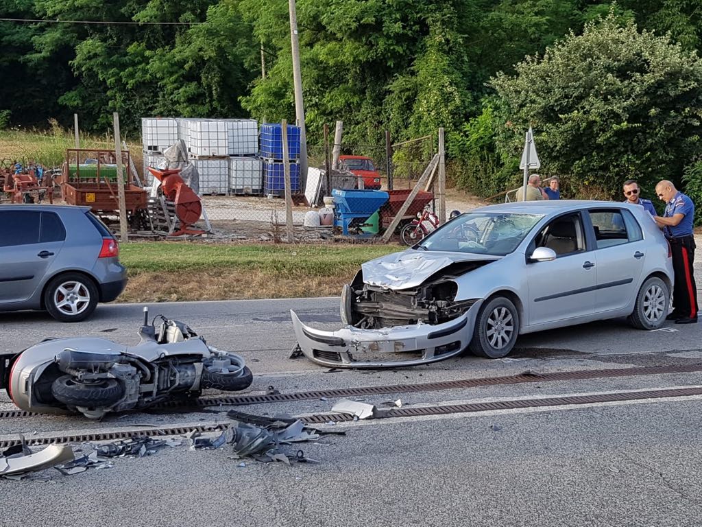 Auto contro scooter, <br> grave un ragazzo trasportato <br> al Torrette in eliambulanza