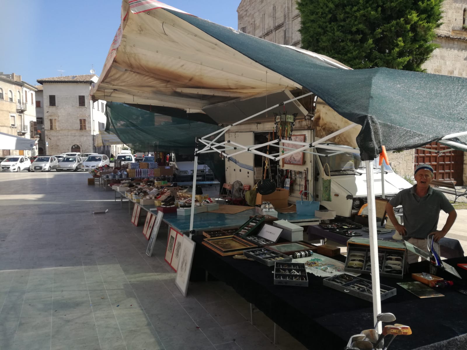 Bancarelle in Piazza Ventidio Basso, <br> la rabbia degli ambulanti