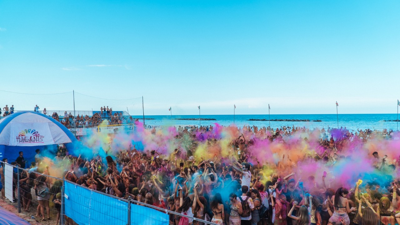 Il lungomare cambia look <br> con “Color Beach 2018”