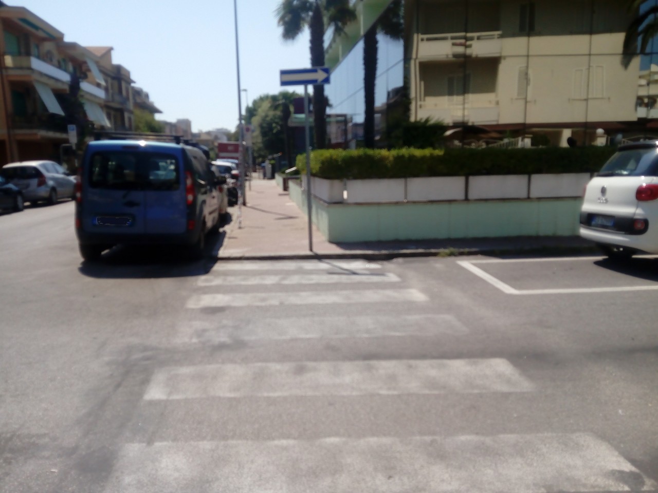 Due auto rischiano di finire <br> nella hall dell’albergo: 6 feriti