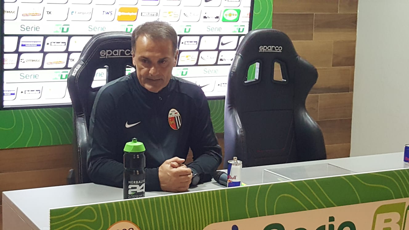 Vivarini: «Saremo una squadra offensiva<br> Con questo campo è difficile giocare»