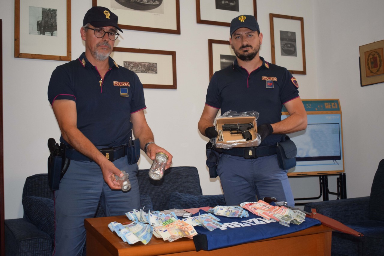 Armi e droga, arrestato 43enne <br> In casa aveva anche un machete <br> ed era pronto a espatriare