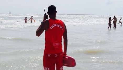 Un finanziere e due bagnini salvano <br> un uomo che stava annegando