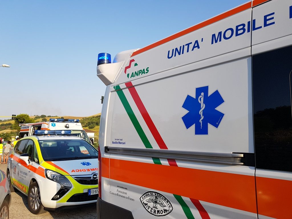 Si accascia a terra e muore <br> davanti alla moglie