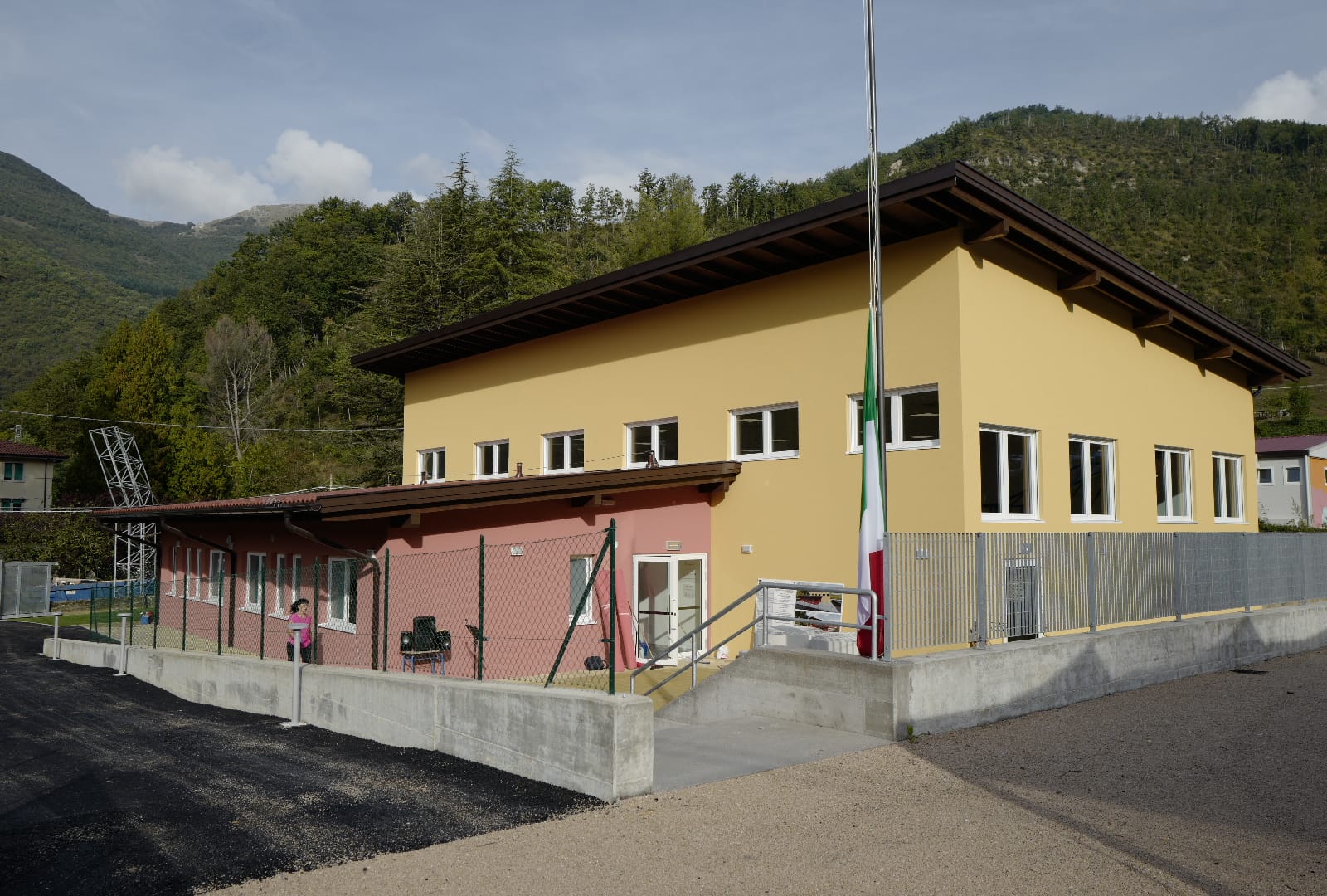 Arquata, inaugurata la palestra <br> Petrucci: «Ora il campo di calcio» <br> <span> (Fotogallery) </span>