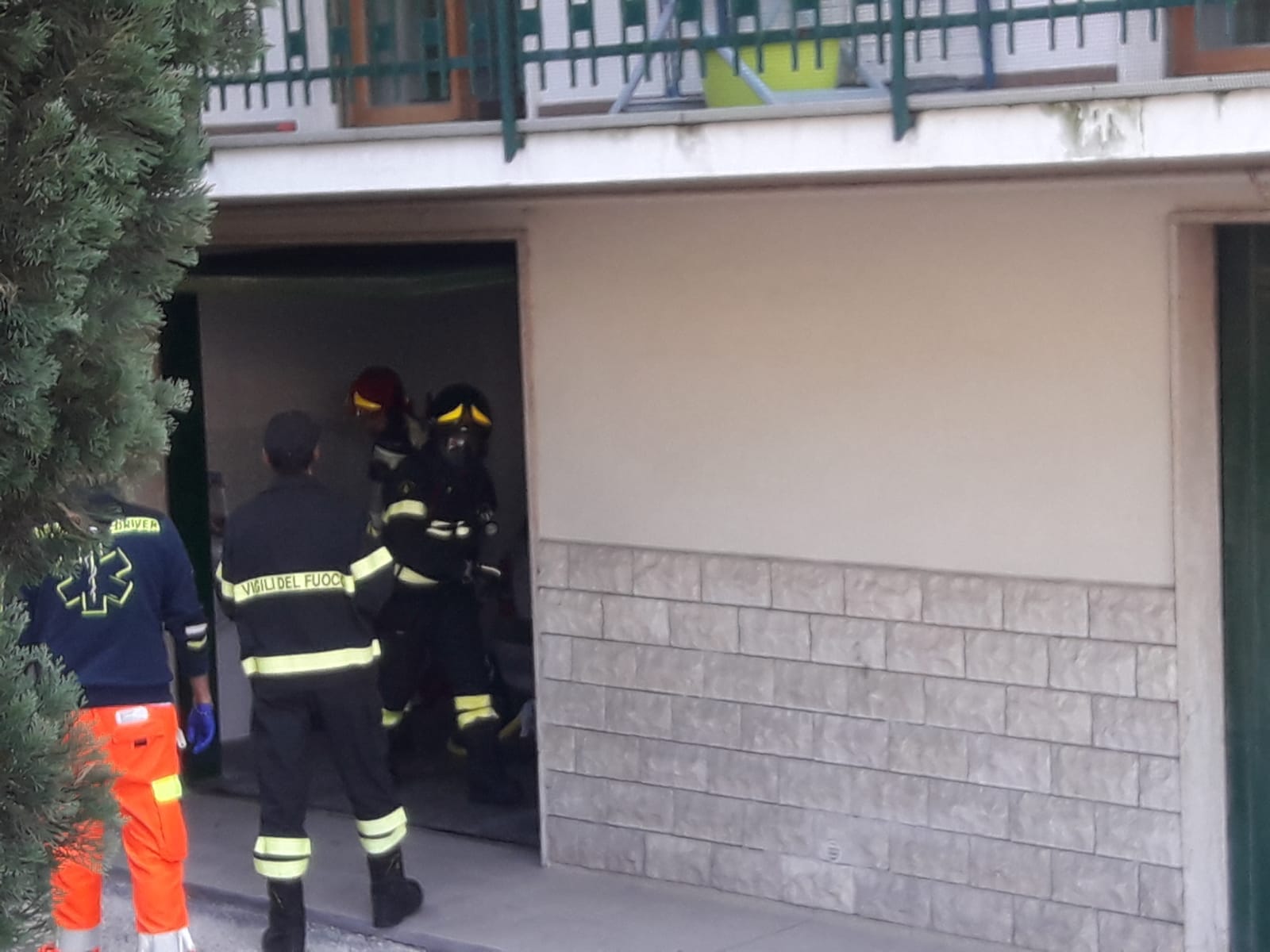 Si uccide con il gas di scarico <br> della propria auto