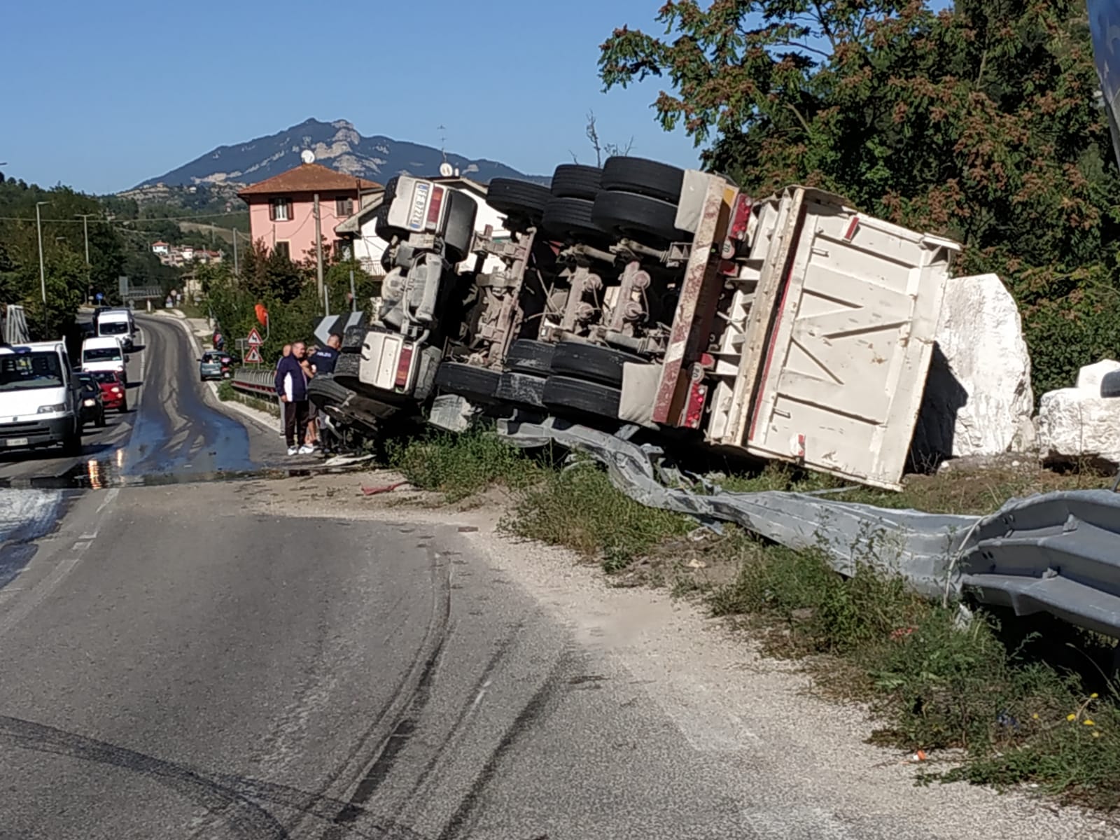 Camion si ribalta a Mozzano <br> Salaria bloccata fino alle 19,15: <br> traffico in tilt, grossi disagi
