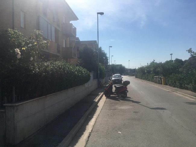 Preleva al bancomat delle Poste: <br> scippata da un rapinatore in scooter
